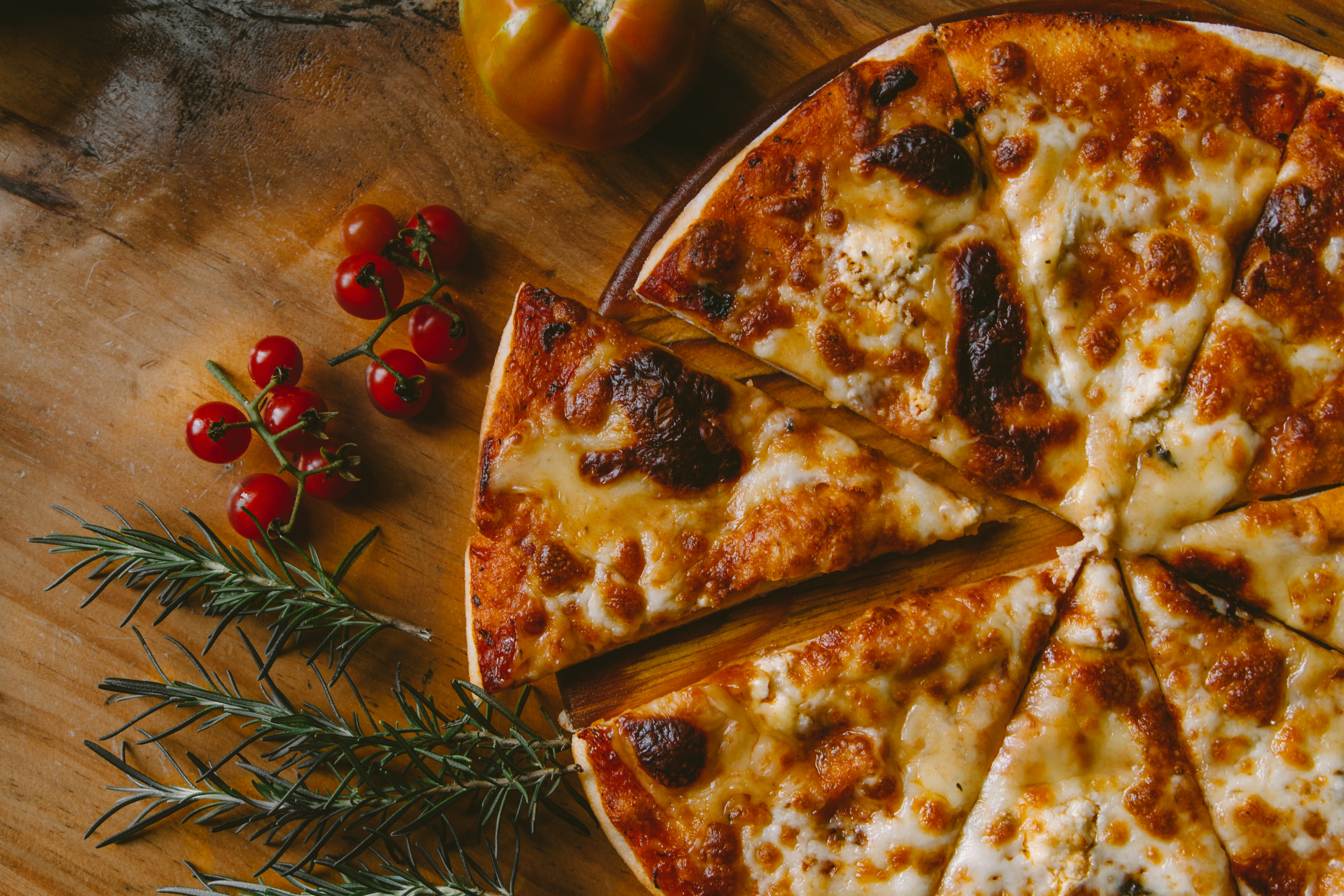 /images/pizza/ivan-torres-MQUqbmszGGM-unsplash.jpg